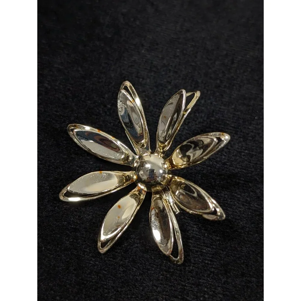 Vintage Gold Tone Daisy‎ Flower Brooch Mod MCM Classic Retro Pin 3D